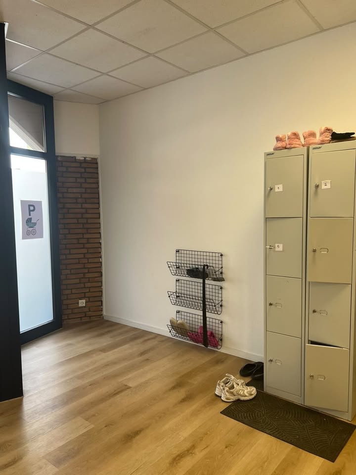 Eingangsbereich mit Schließfächern und Garderobe
