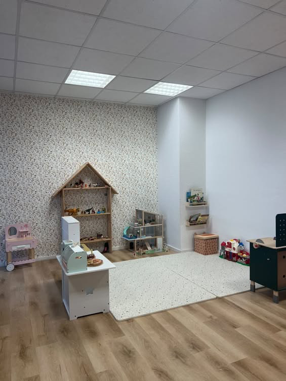 Rollenspielzimmer mit Puppenhaus und Blumentapete
