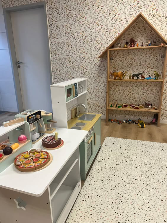 Holz-Spielküche mit Pizza und Kaffeemaschine